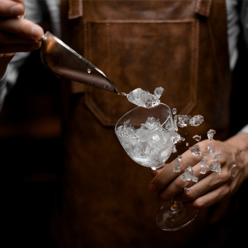 Zubereitung von Cocktails mit der Eisschaufel