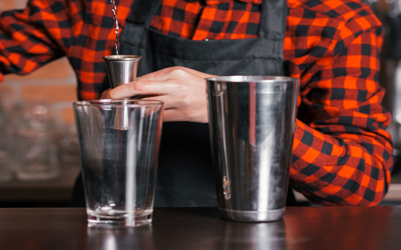 Barkeeper verwendet Barmaß