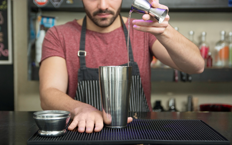 Barkeeper macht Cocktails