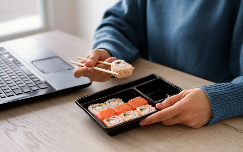 Mitarbeiter gönnt sich eine Sushi Box